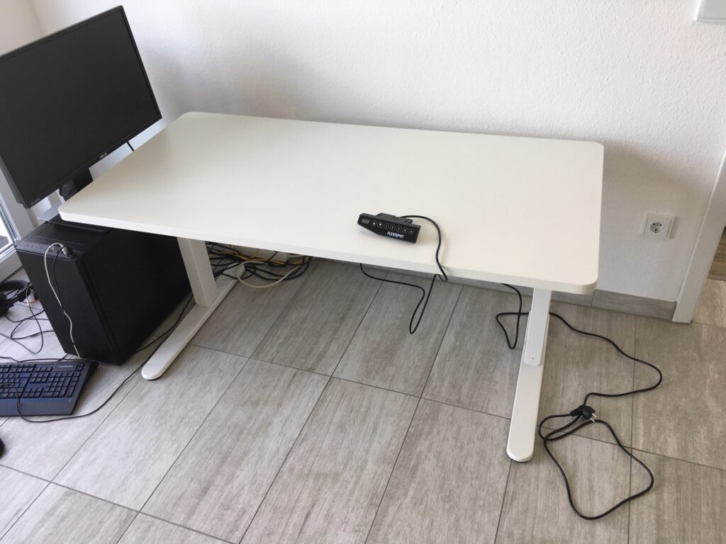 Aufgebauter Schreibtisch auf minimaler Höhe